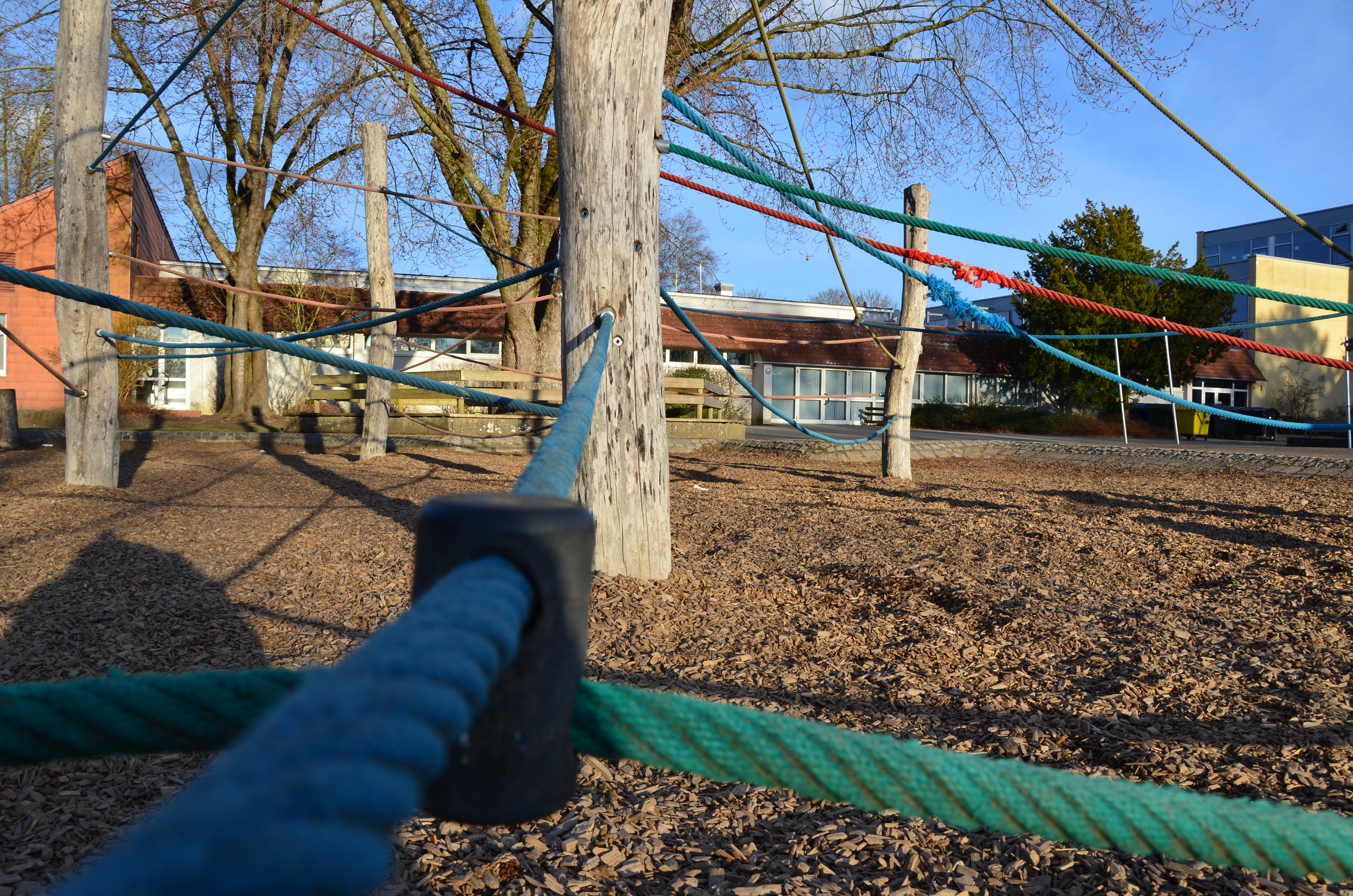 Kletternetz auf dem Pausenhof Bild 1